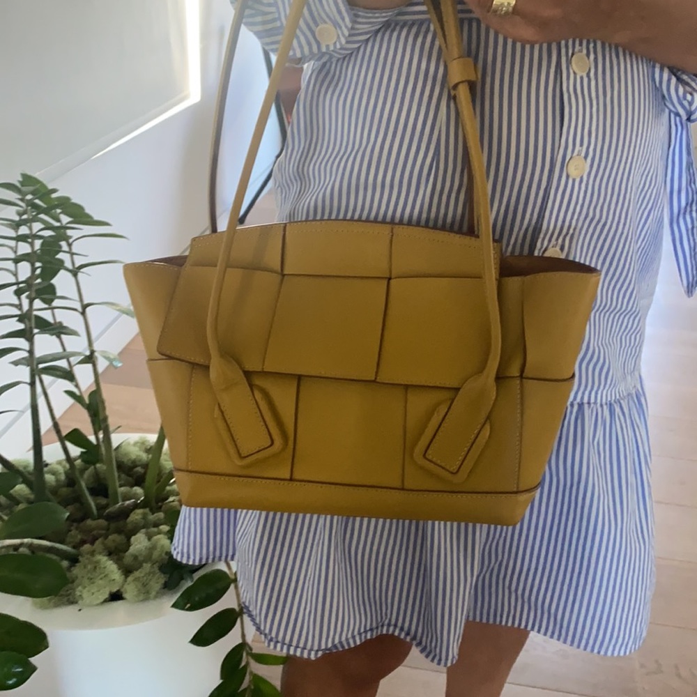 Selling damaged bottega Vanetta shoulder bag